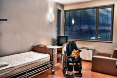 Soba s krevetom, tv-om i invalidskim kolicima