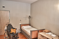 Soba s krevetom, tv-om i invalidskim kolicima