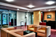 Prostorija pri ulasku u centru s recepcijom i foteljama